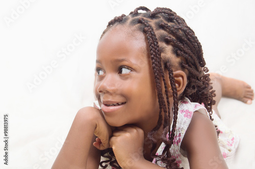 Foto petite fille gaie