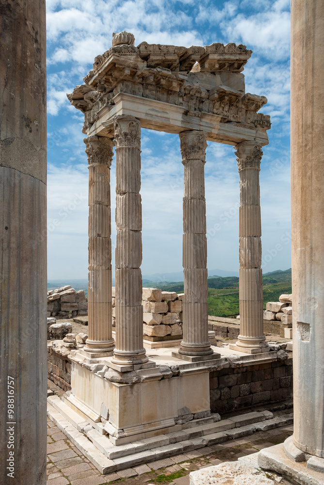 Obraz premium The Temple of Trajan in the archaeological site of the Acropolis of Pergamum in Bergama, Turkey