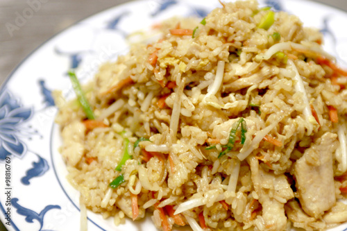 chinesisches wok gericht nasi goreng, gebratener reis
