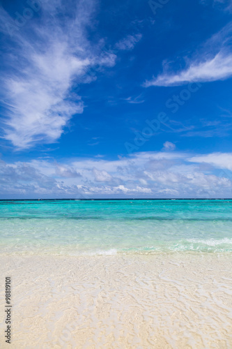 Fototapeta Naklejka Na Ścianę i Meble -  ein einsamer Strand mit türkisblauem Wasser