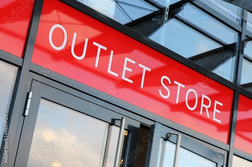 Eingang eines Outlet Stores photo