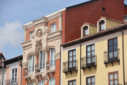 fachada de edificios antiguos en la ciudad de Burgos