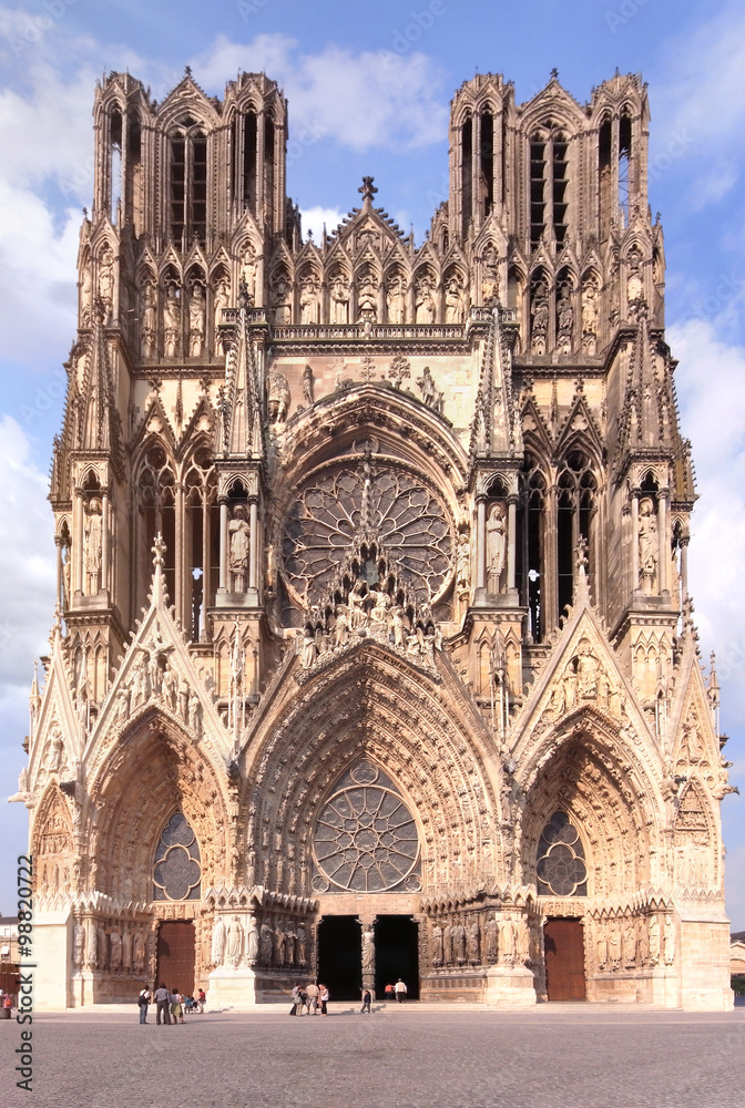 ■フランスのシャンパーニュ地方のランス市のノートルダム大聖堂。18世紀に建てられ、歴代フランス国王の戴冠の秘蹟を授ける聖別式が行われました。■The cathedral of Notre-Dame de Reims in the Champagne region in France.