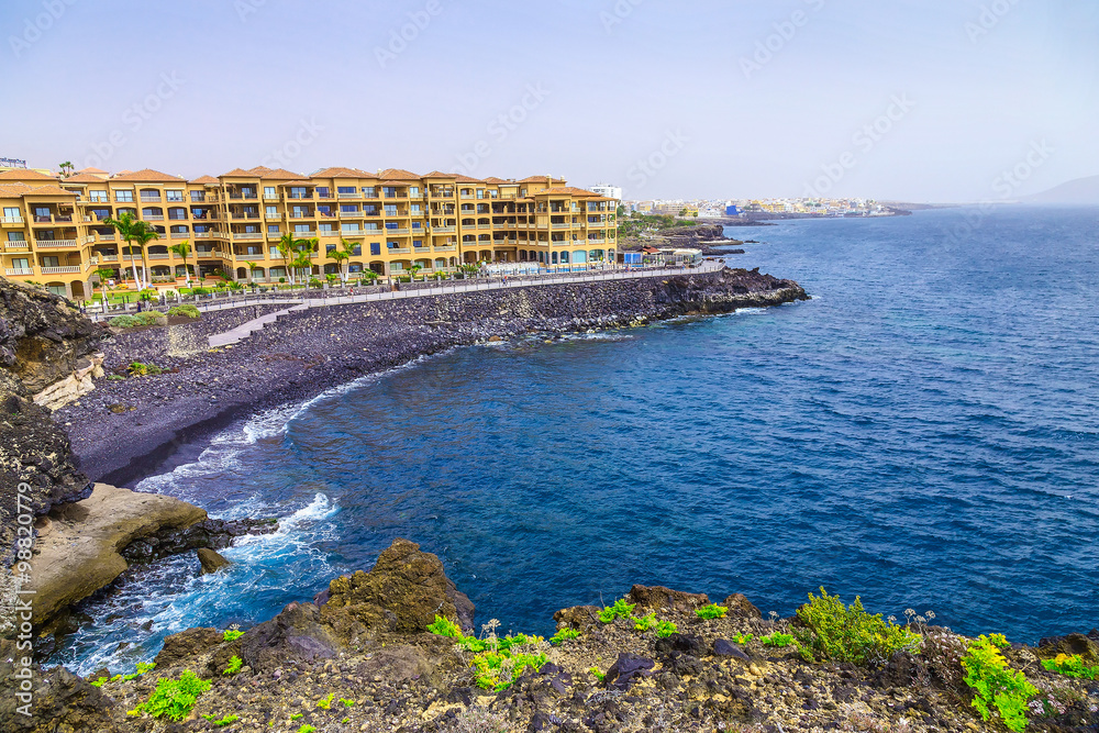 Fototapeta premium Coast of Ocean with Buildings