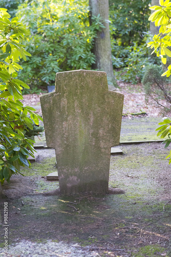 Grabstein im Wald