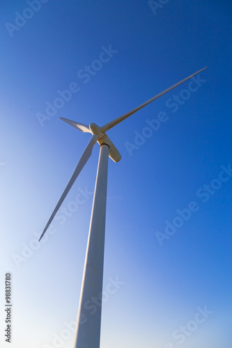 風力発電と青空 © imacoconut