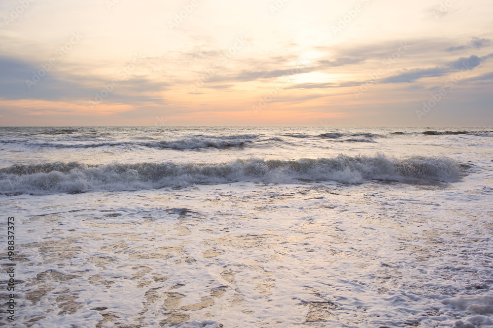 Obraz premium Stormy winter sea at sunset