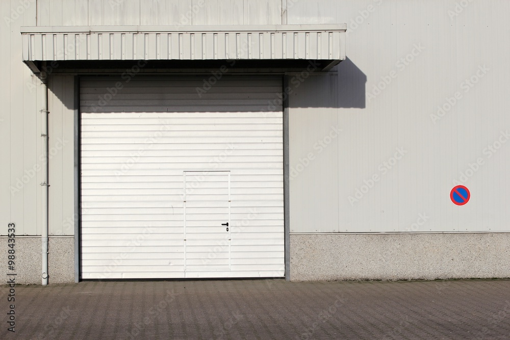 Fototapeta premium Sektionaltor einer Lagerhalle
