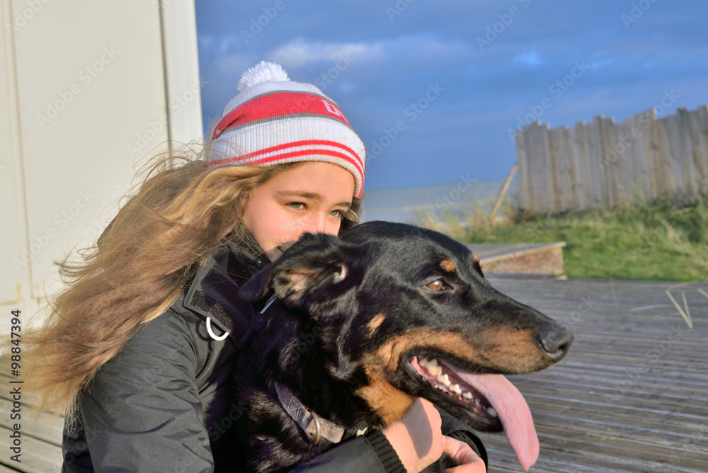 jeune fille et son chien