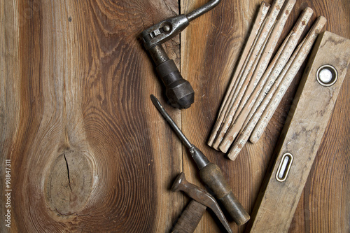 Stare narzędzia na drewnianym tle