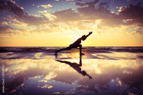 Foto woman practicing yoga