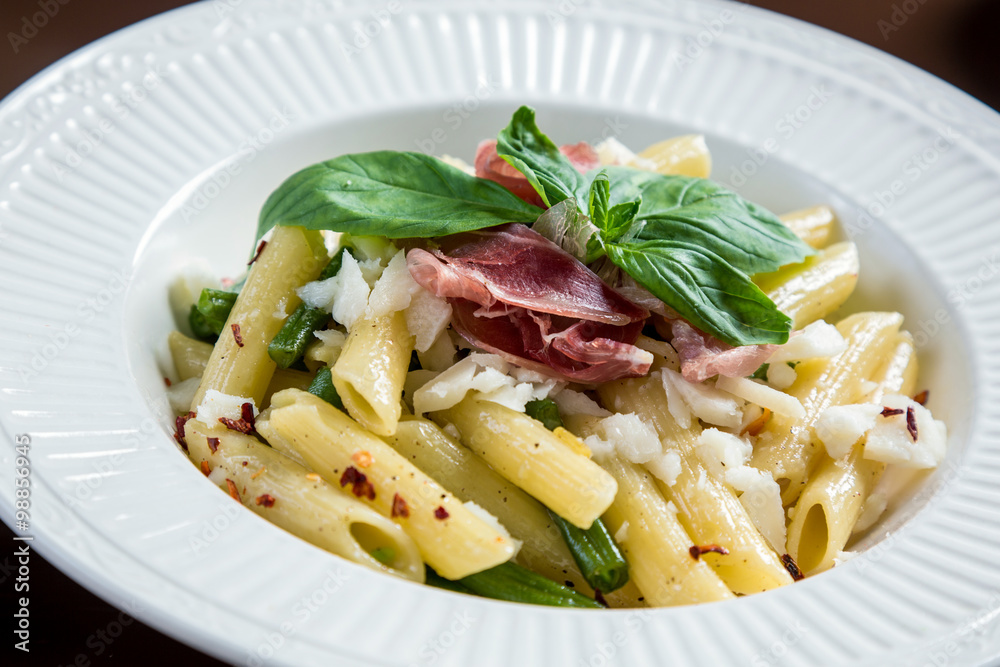 Pasta with ham and goat cheese