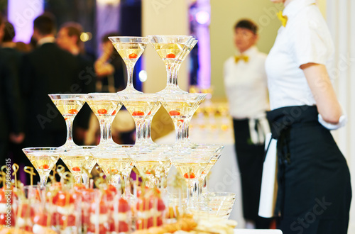 Canvas Print Champagne pyramid on event, party or banquet