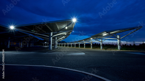 parking vide    la tomb  e de la nuit