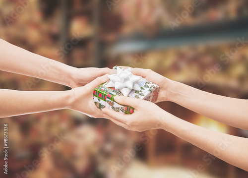 Regalo di natale donato mani