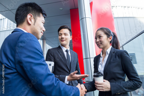 Bilde på lerret Businessman introduce a partner to his boss