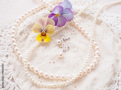 真珠のネックレスとイヤリングとビオラ