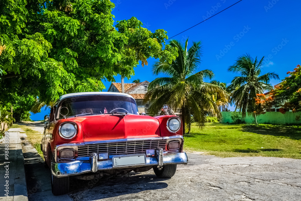 HDR roter amerikanischer Oldtimer am Strand von Havanna Kuba