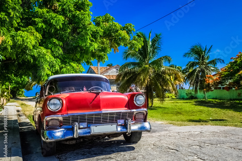 HDR roter amerikanischer Oldtimer am Strand von Havanna Kuba © mabofoto@icloud.com