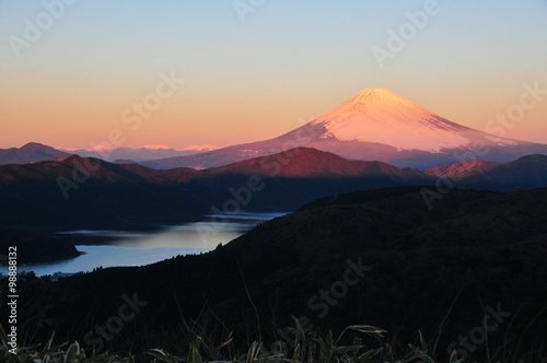 Wallpaper Mural 朝の富士山と芦ノ湖
 Torontodigital.ca