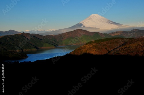 朝の富士山と芦ノ湖