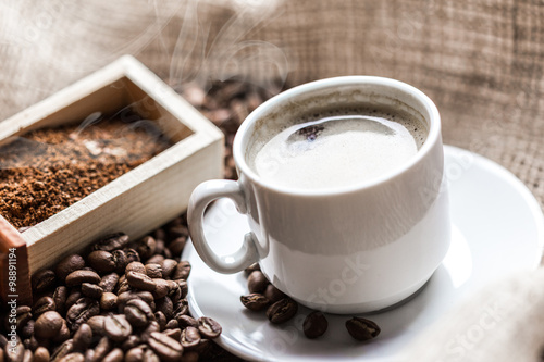 Fototapeta Naklejka Na Ścianę i Meble -  Coffee grains and coffee cup