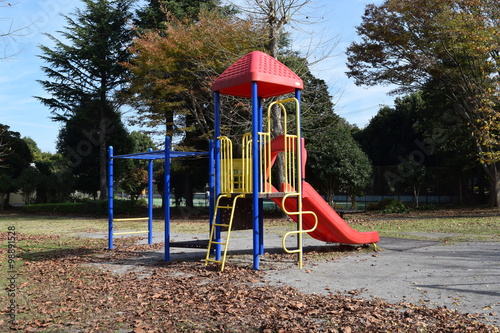 公園の遊具／茨城県龍ケ崎市の公園で、ブランコや滑り台などの遊具を撮影した写真です。