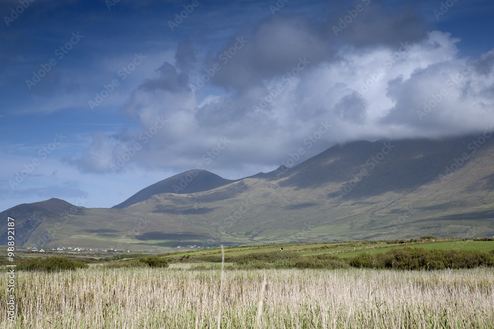Obraz premium Mountains and Cloudscape in Dingle Peninsula