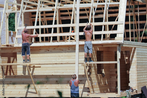 Work on the construction of the roof frame house.