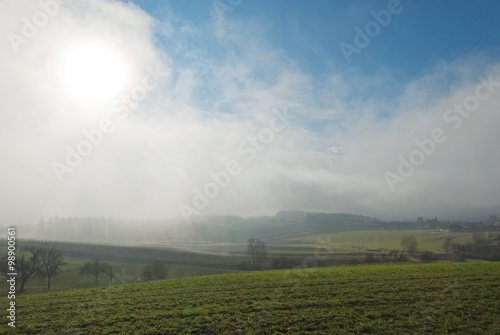 Landschaft mit Sonne und Nebel