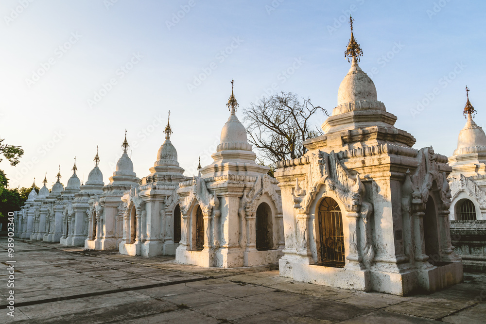 Obraz premium White stupas at Kuthodaw Pagoda at Sunset in Mandalay, Myanmar