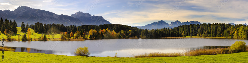Panorama Landschaft in Bayern mit Berge der Alpen und Forggensee im Allgäu Panorama Landschaft in Bayern mit Berge der Alpen und Forggensee im Allgäu