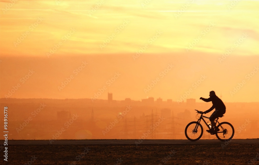 Fototapeta premium Silhouette Radler im Sonnenuntergang