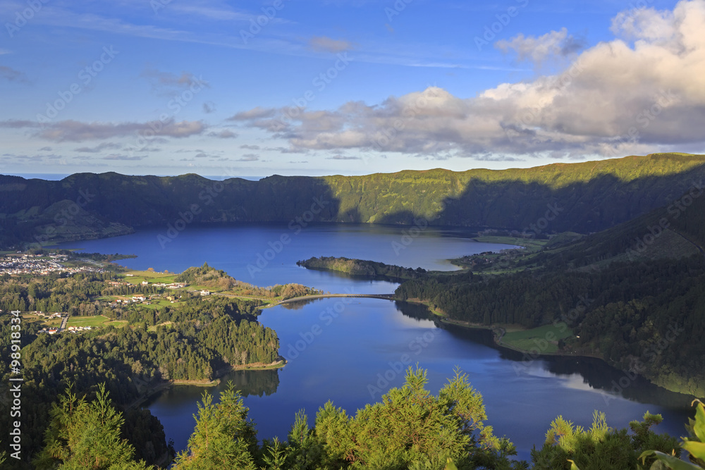 Fototapeta premium Lagoa Verde and Lagoa Azul on San Miguel of Azores