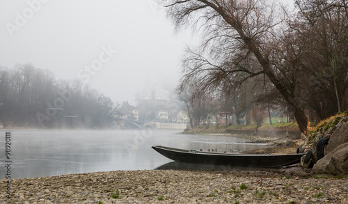 Boot am Fluss im Nebel photo