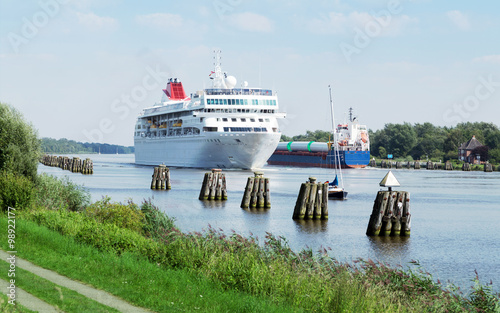 Begegnung auf dem Nord-Ostsee-Kanal photo