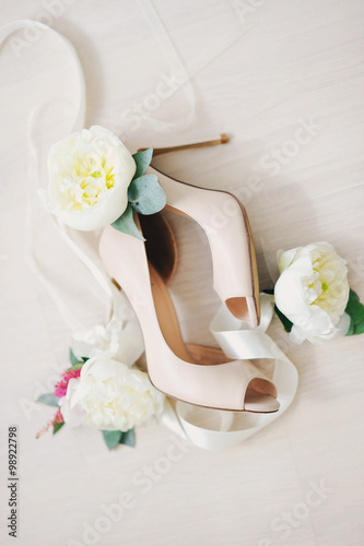 Туфли невесты и пионы