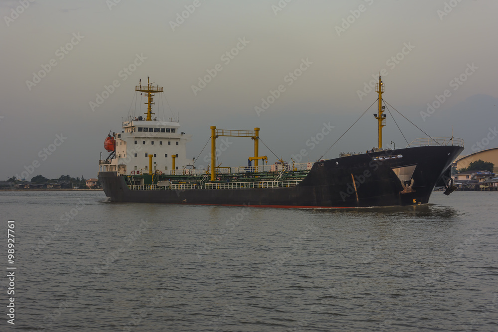 Obraz premium Container ship sailing into port