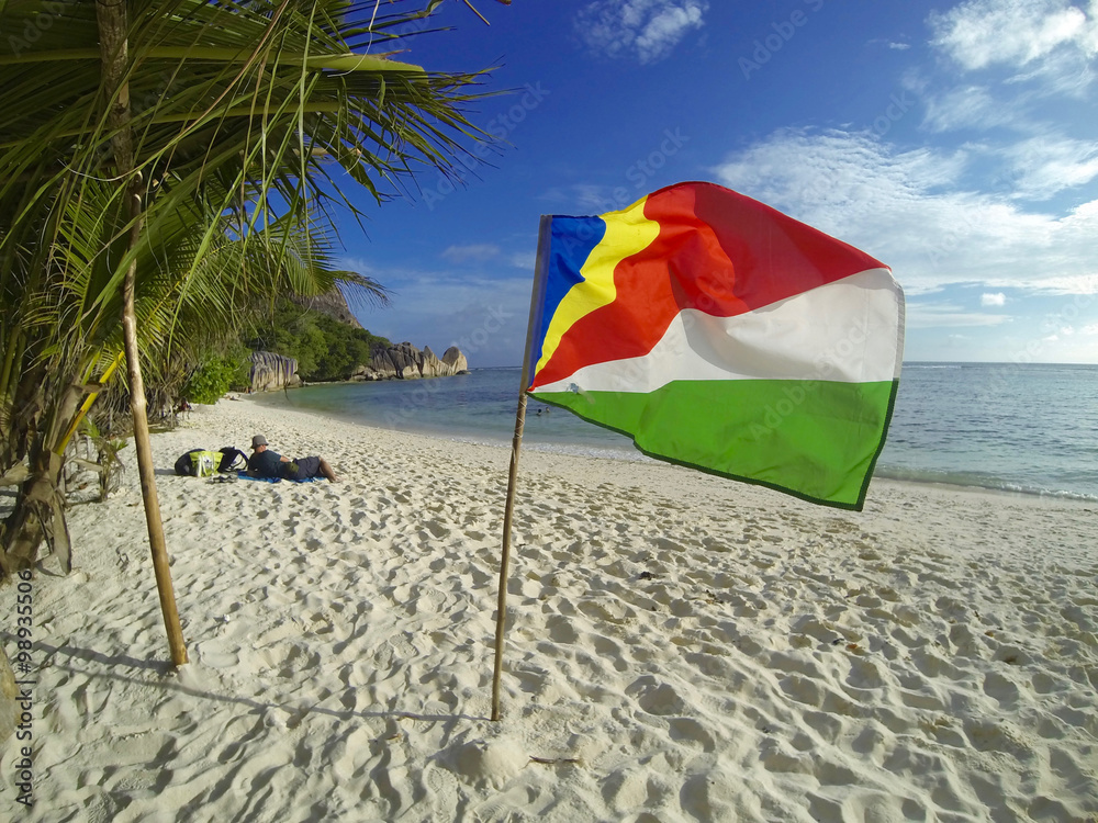 Flagge an der Anse Pierrot, La Digue, Seychellen