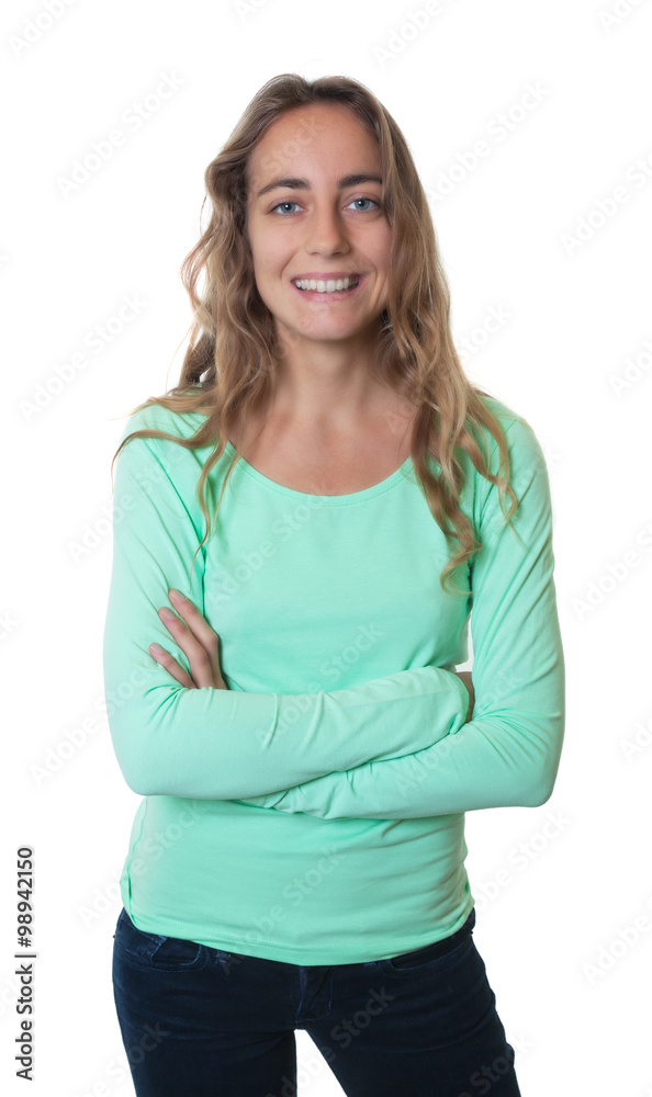 Lachende blonde Frau mit blauen Augen und verschränkten Armen Lachende blonde Frau mit blauen Augen und verschränkten Armen