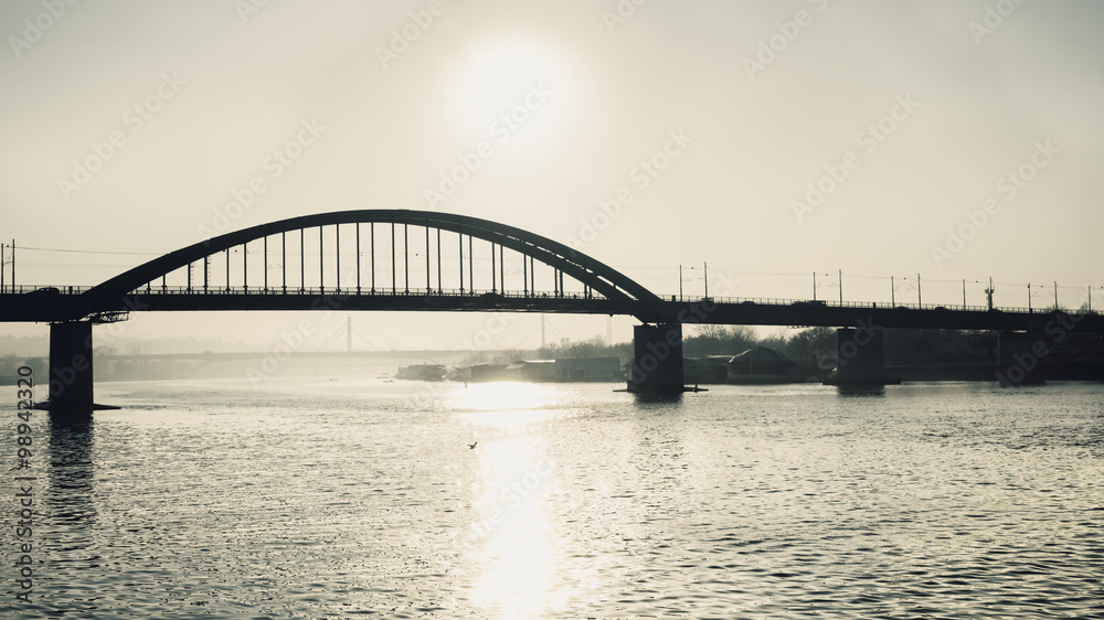 Obraz premium Sun above the bridge