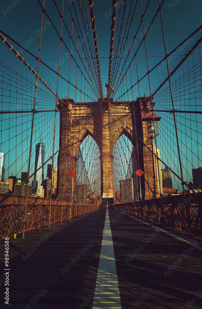 Fototapeta premium Stonowany widok na chodnik Brooklyn Bridge