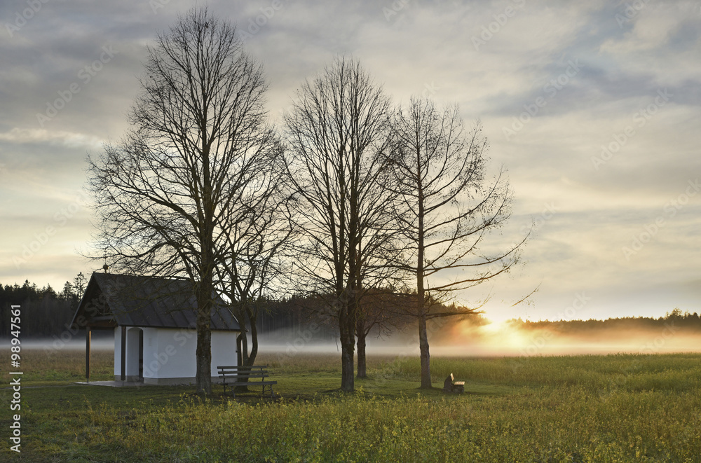 Fototapeta premium kleine Kapelle in abendlicher Landschafts-Idylle