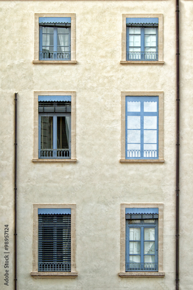 mur de fenêtre avec trompe l'oeil