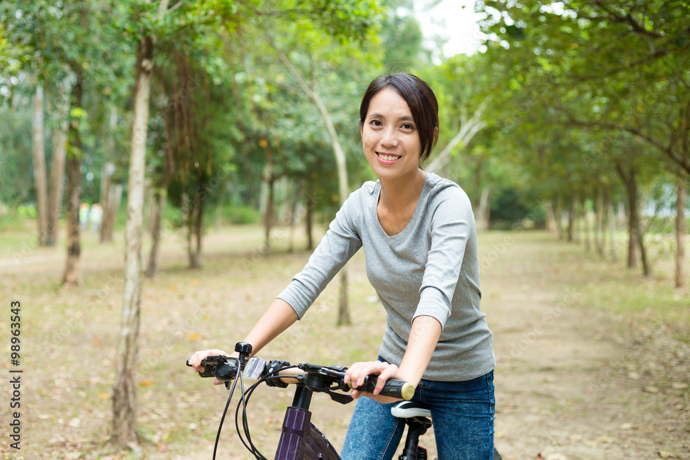 Obraz premium Woman riding bicycle