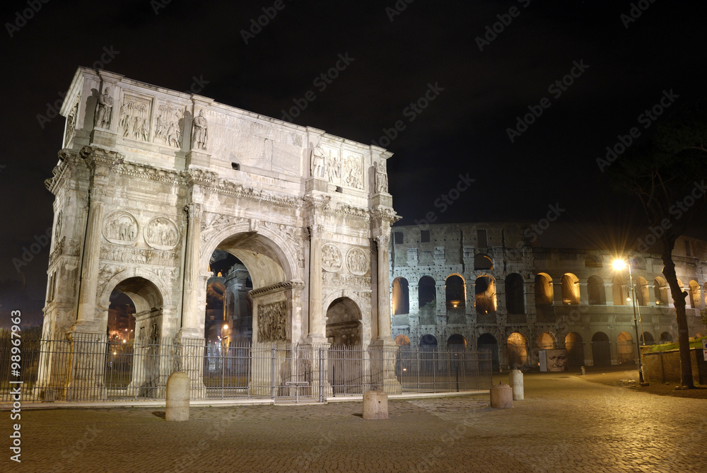 Arco di Costantino e Colosseo in notturna a Roma 