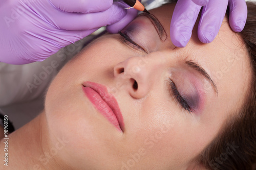 Cosmetologists' preparations for permanent eyebrow make up