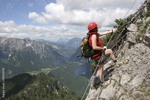 Frau am Klettersteig in der Steiermark, Österreich