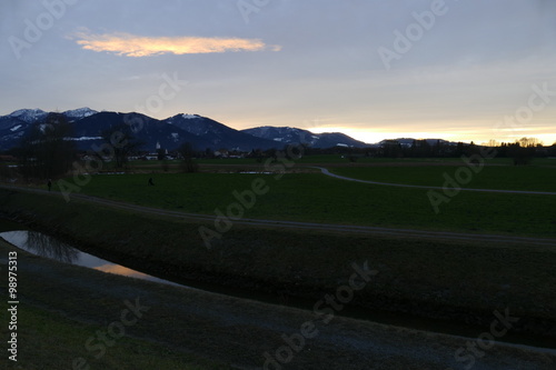 Sonnenuntergang nahe den Alpen