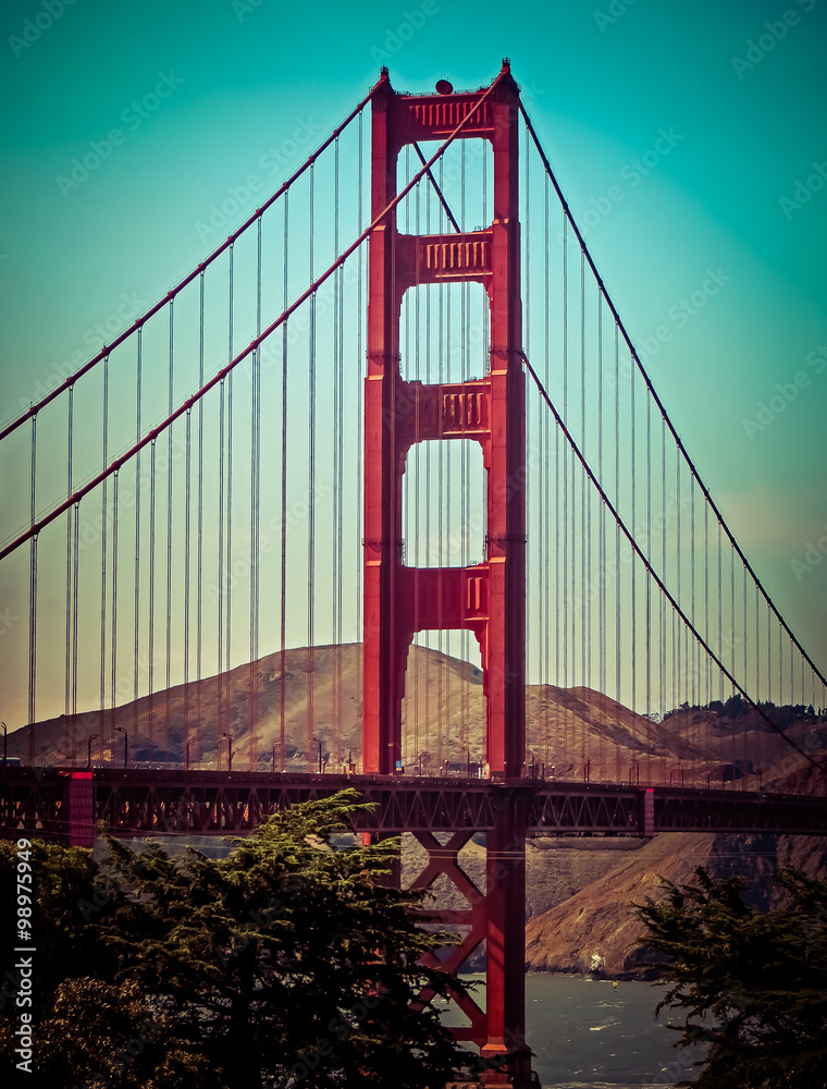 Obraz premium The Golden Gate Bridge in Vintage - San Francisco, CA 